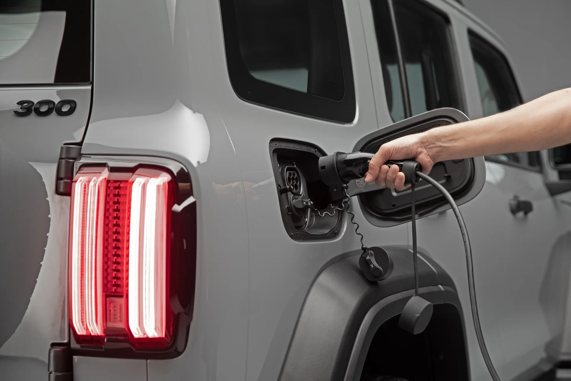 Cabo de recarga conectado à tomada lateral traseira do GWM Tank 300 PHEV Flex