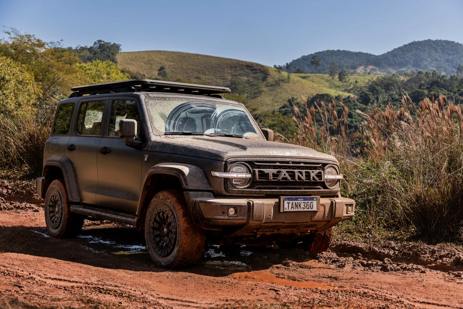 GWM Tank 300 TerraForce na cor Cinza Zenith em estrada de terra, com morros ao fundo