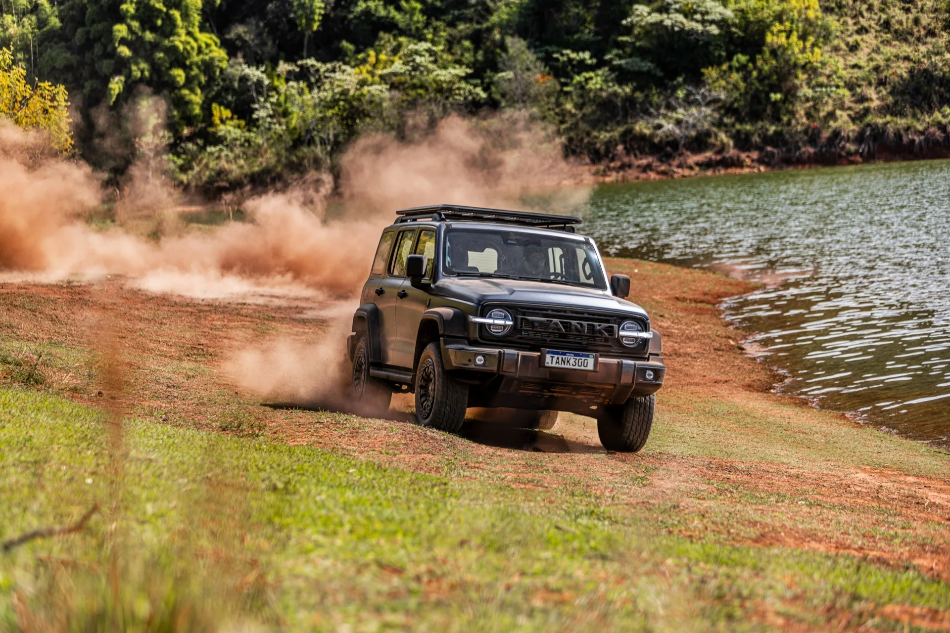 GWM Tank 300 TerraForce levantando poeira em trilha de terra à beira de uma represa