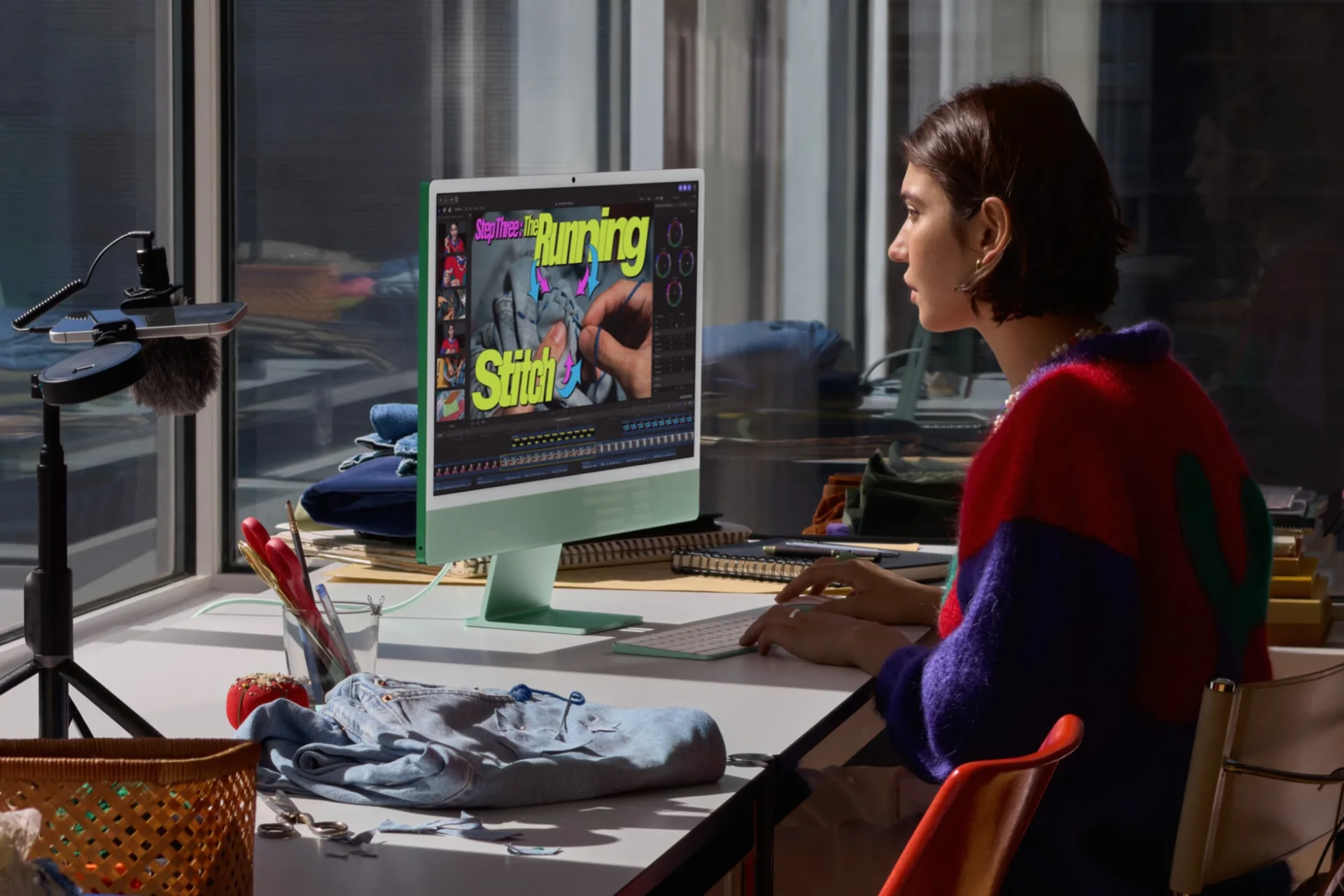Profissional trabalha em aplicativo de edição no iMac com M6