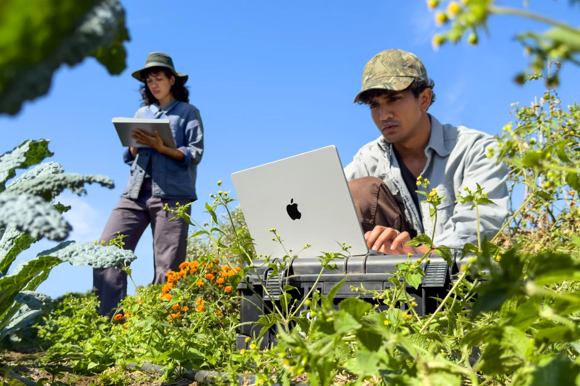 Profissionais usando o MacBook Pro M6 em trabalho de campo