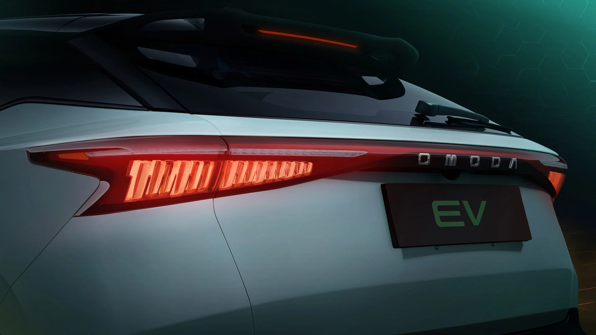 Traseira do Omoda E5 com as lanternas de LED acesas e o emblema EV