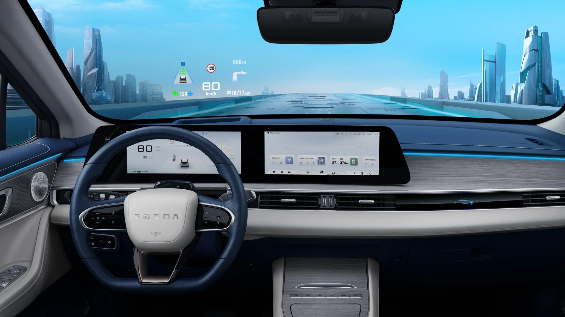 Painel do Omoda E5 com volante, duas telas de 12,3 polegadas e informações projetadas no para-brisa pelo head-up display