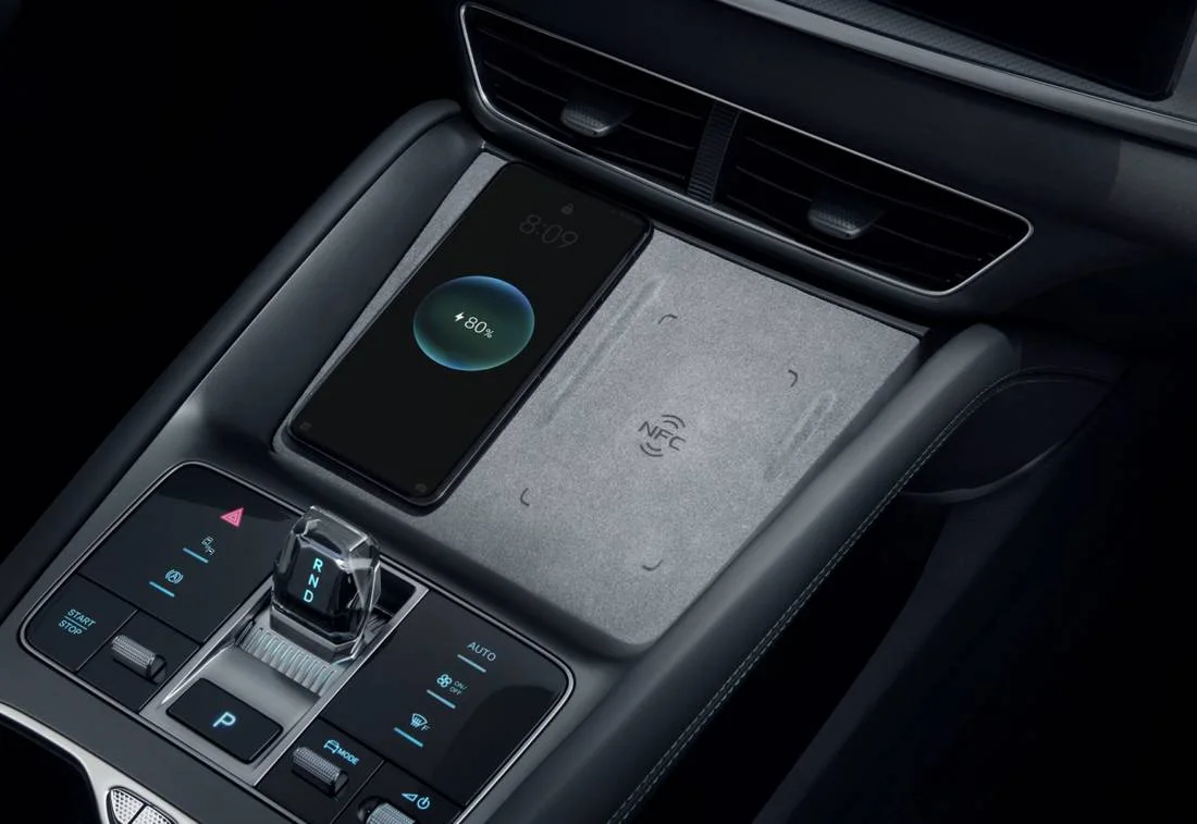 Console central do BYD Sealion 7 com carregador de celular por indução