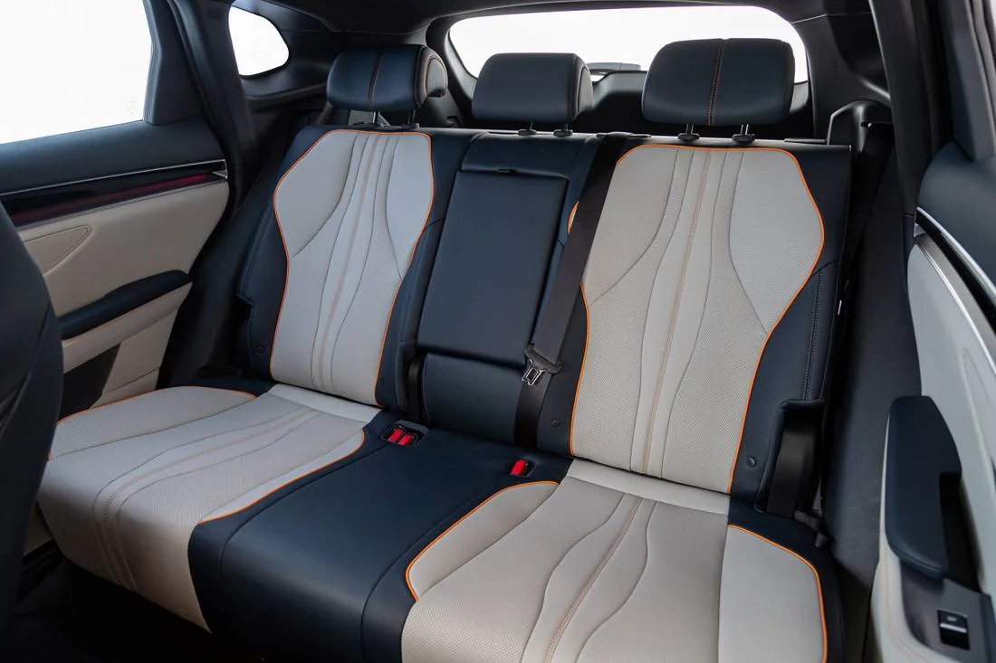 Banco traseiro do BYD Song Premium com revestimento em dois tons