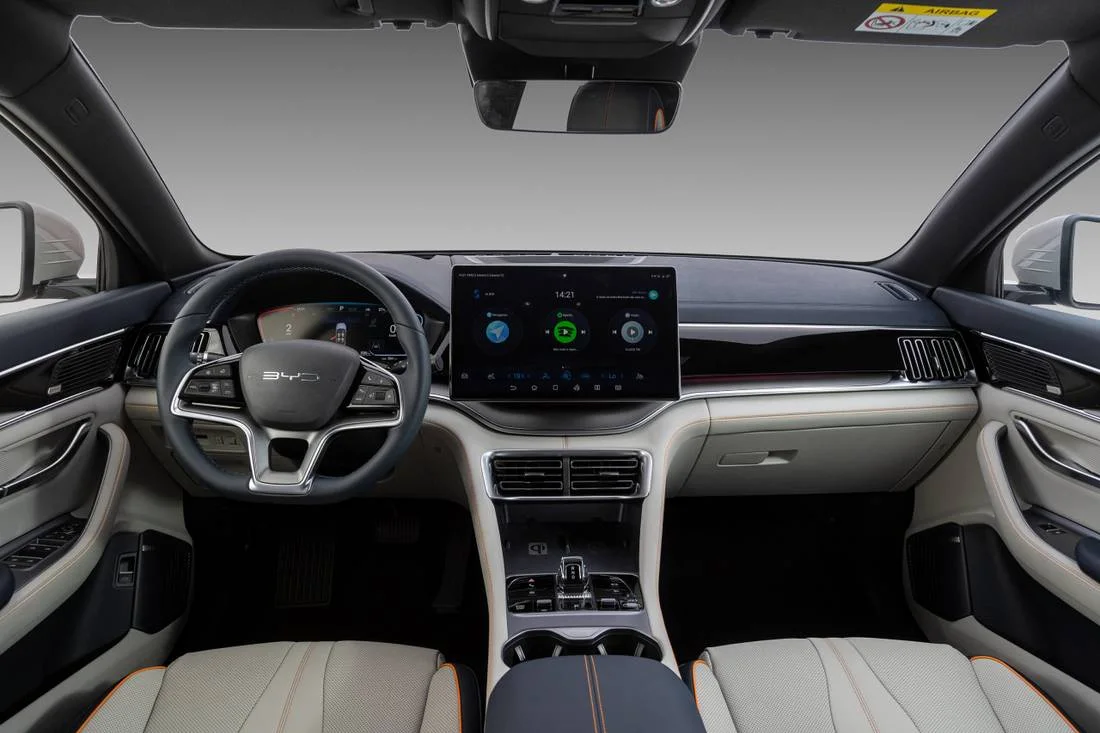 Painel do BYD Song Premium com quadro digital e central multimídia de 15,6 polegadas