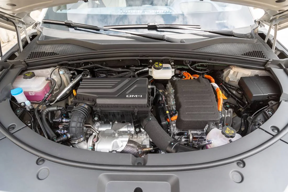 Compartimento do motor do BYD Song Premium com o conjunto híbrido DM-i e o motor 1.5 turbo