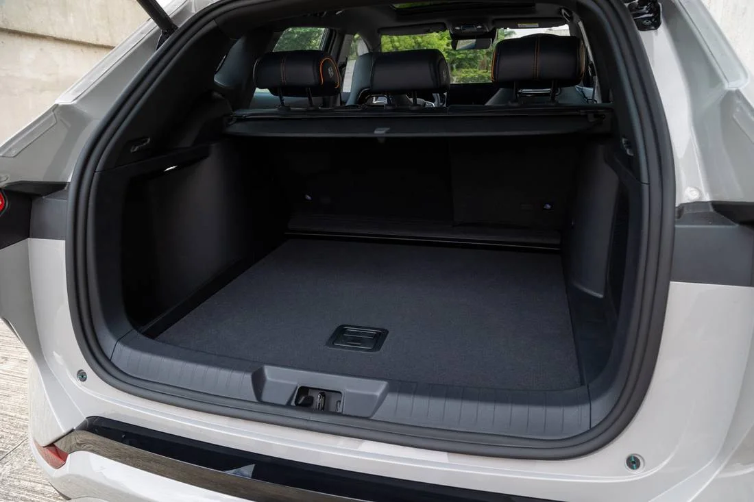 Porta-malas do BYD Song Premium aberto, com capacidade de 552 litros