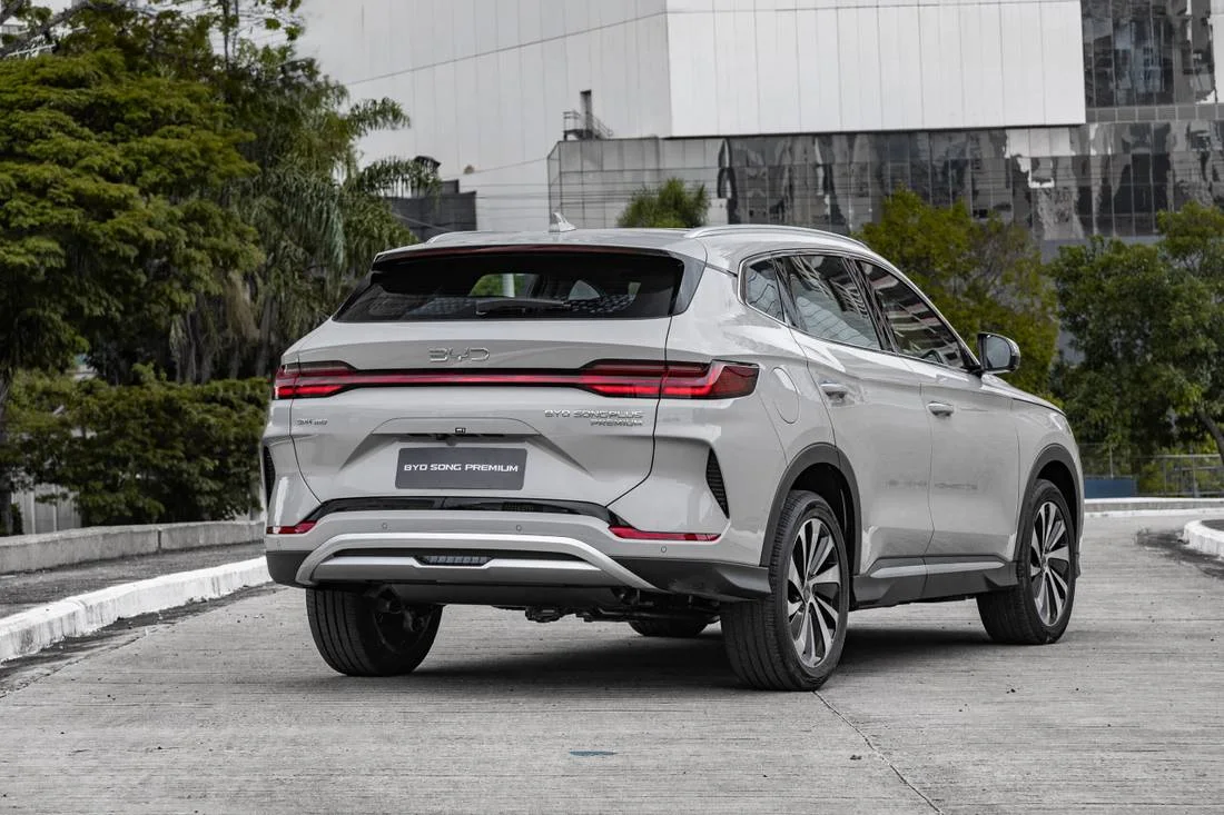 Traseira do BYD Song Premium com lanterna em LED de ponta a ponta