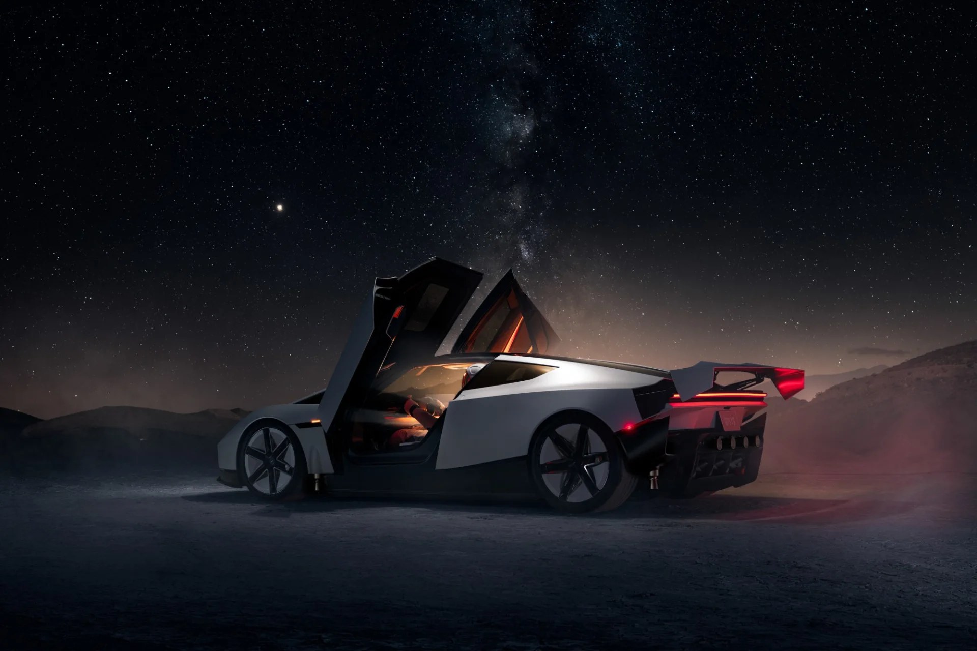 Roadster com portas abertas, visto de trás, ao anoitecer
