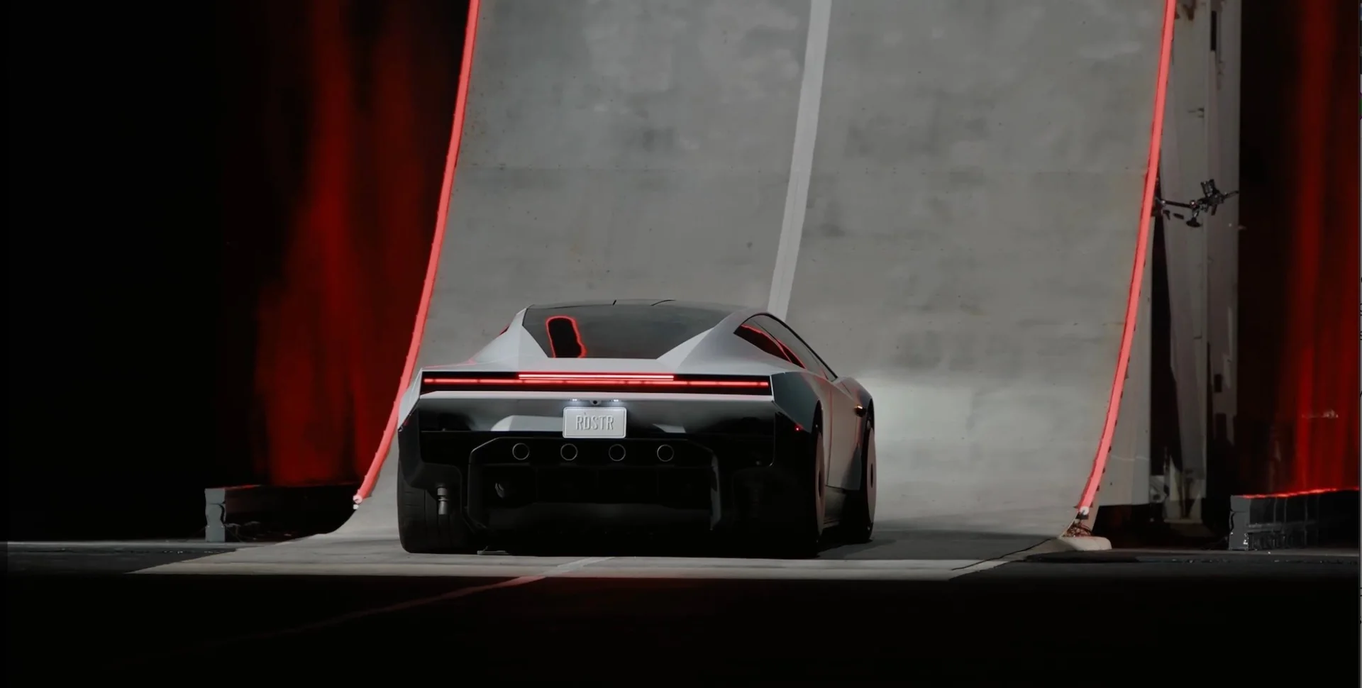 Novo Roadster diante da rampa curva usada na demonstração de aderência e acrobacias