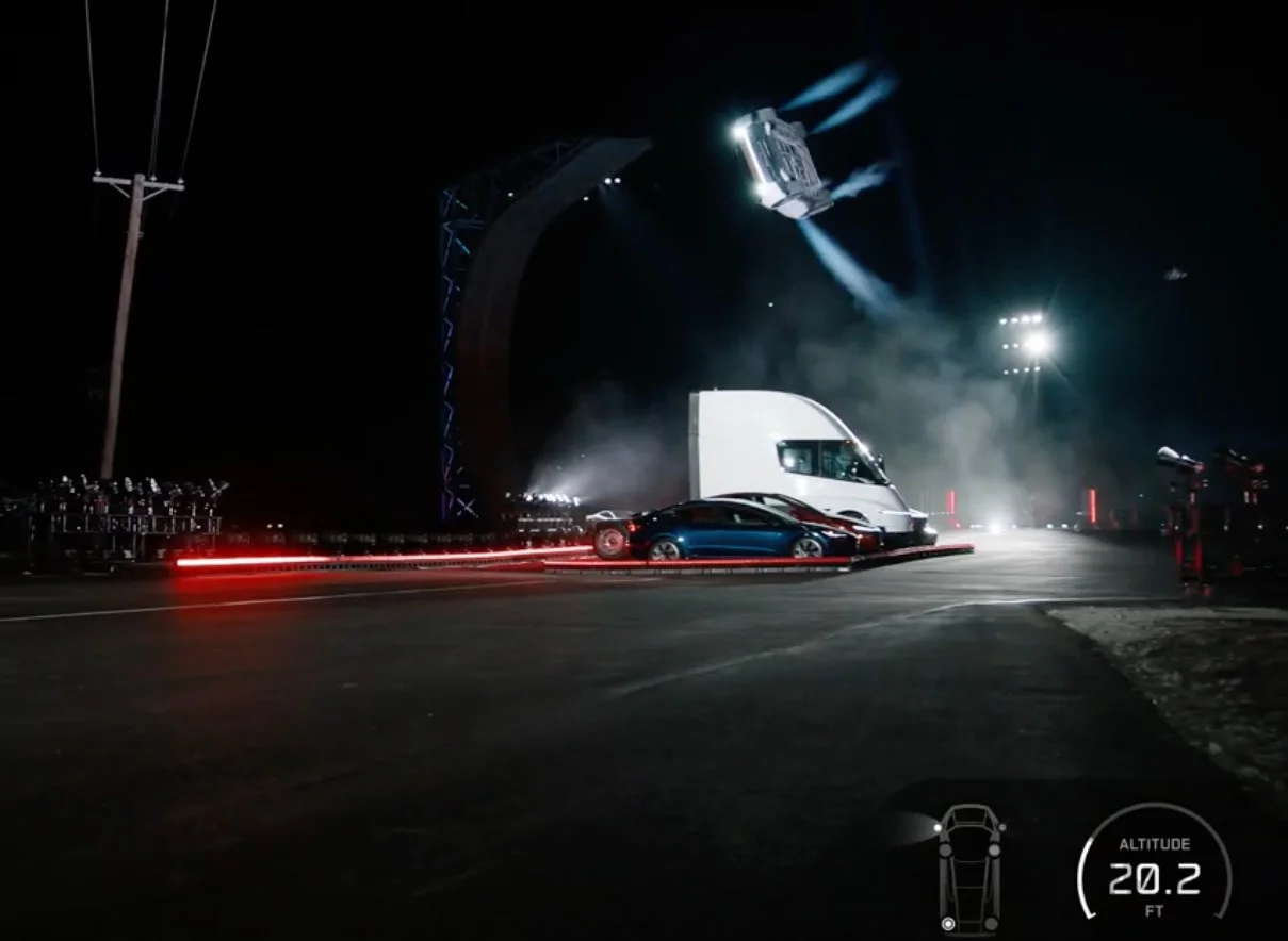 Tesla Roadster executa manobra aérea sobre outros veículos da marca durante demonstração de 2026
