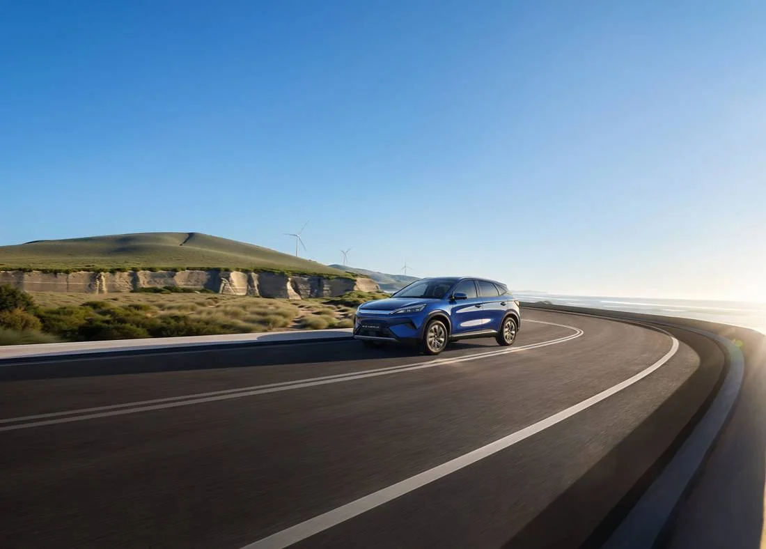 BYD Yuan Plus rodando em uma estrada litorânea