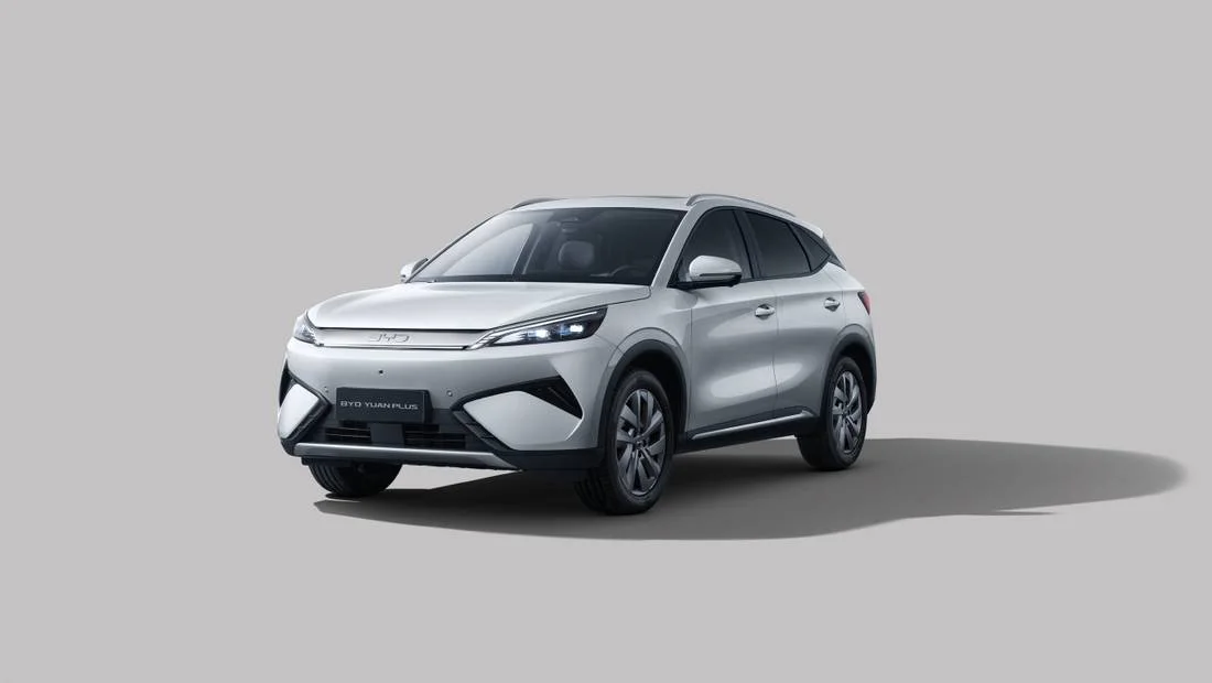 BYD Yuan Plus AWD branco visto de frente em três quartos