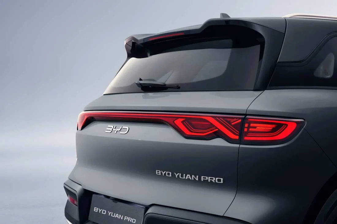 Detalhe da traseira do BYD Yuan Pro com lanternas de LED