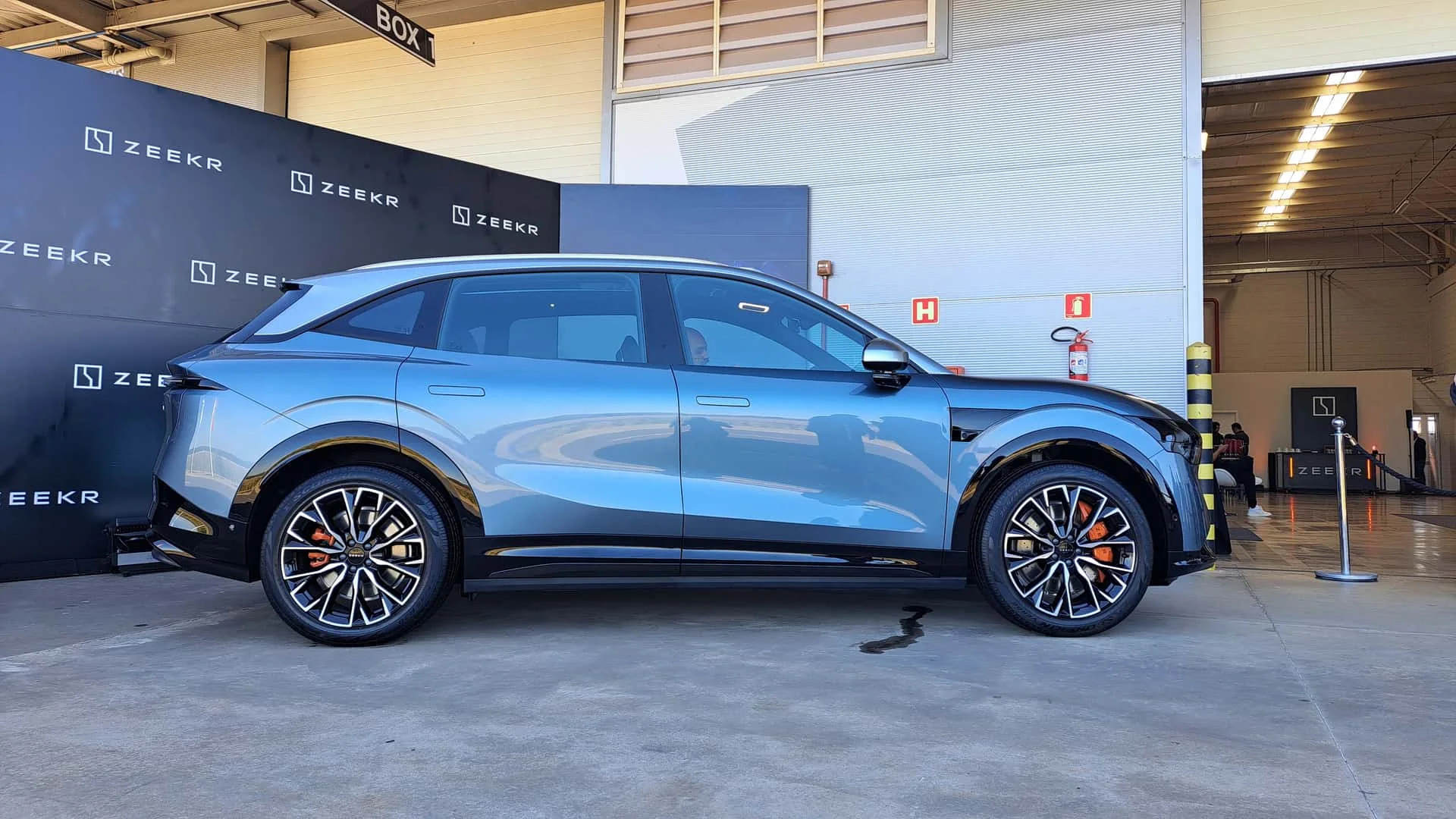 Zeekr 7X azul apresentado de perfil no Brasil