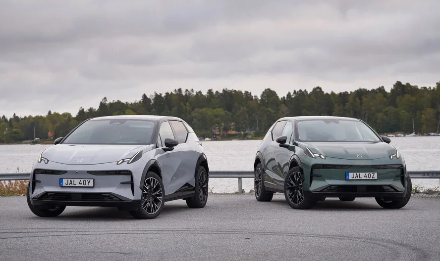 Dois SUVs Zeekr X estacionados perto de lago